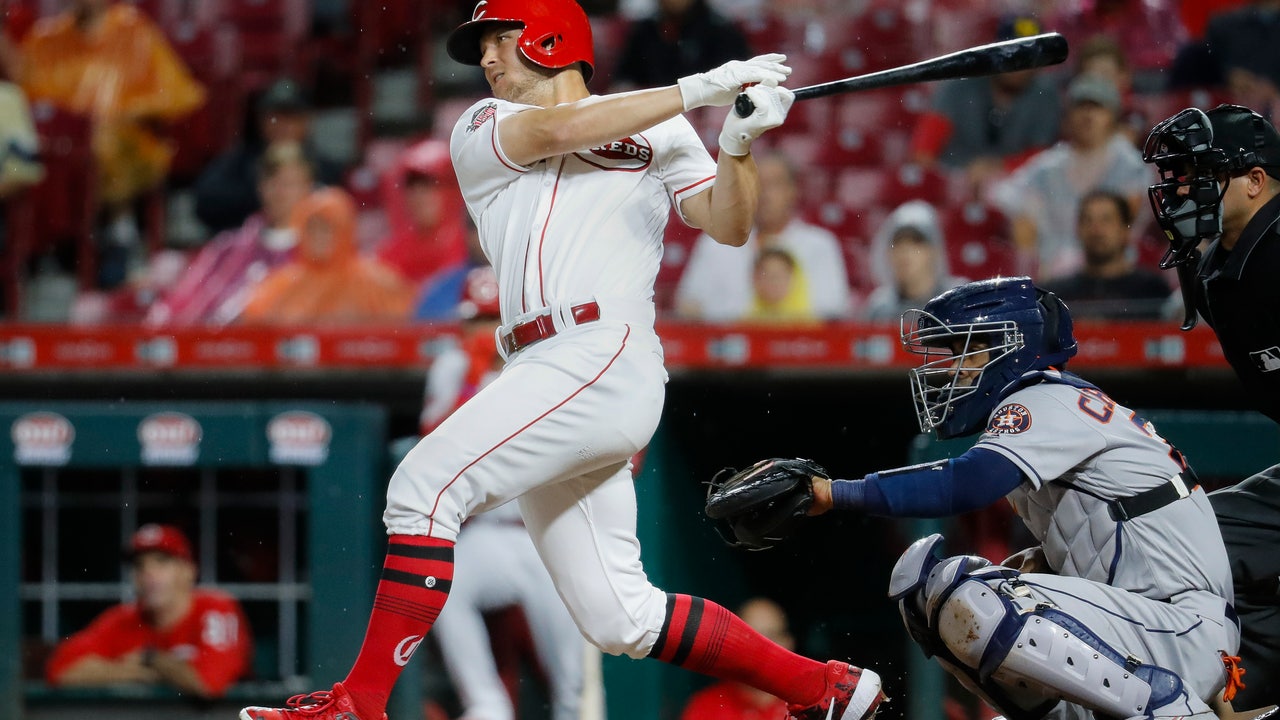 Castillo pitches two-hit ball into 7th, Reds beat Astros 3-2